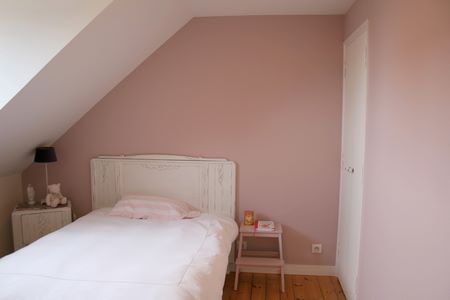 Une chambre d'enfant en craie rose